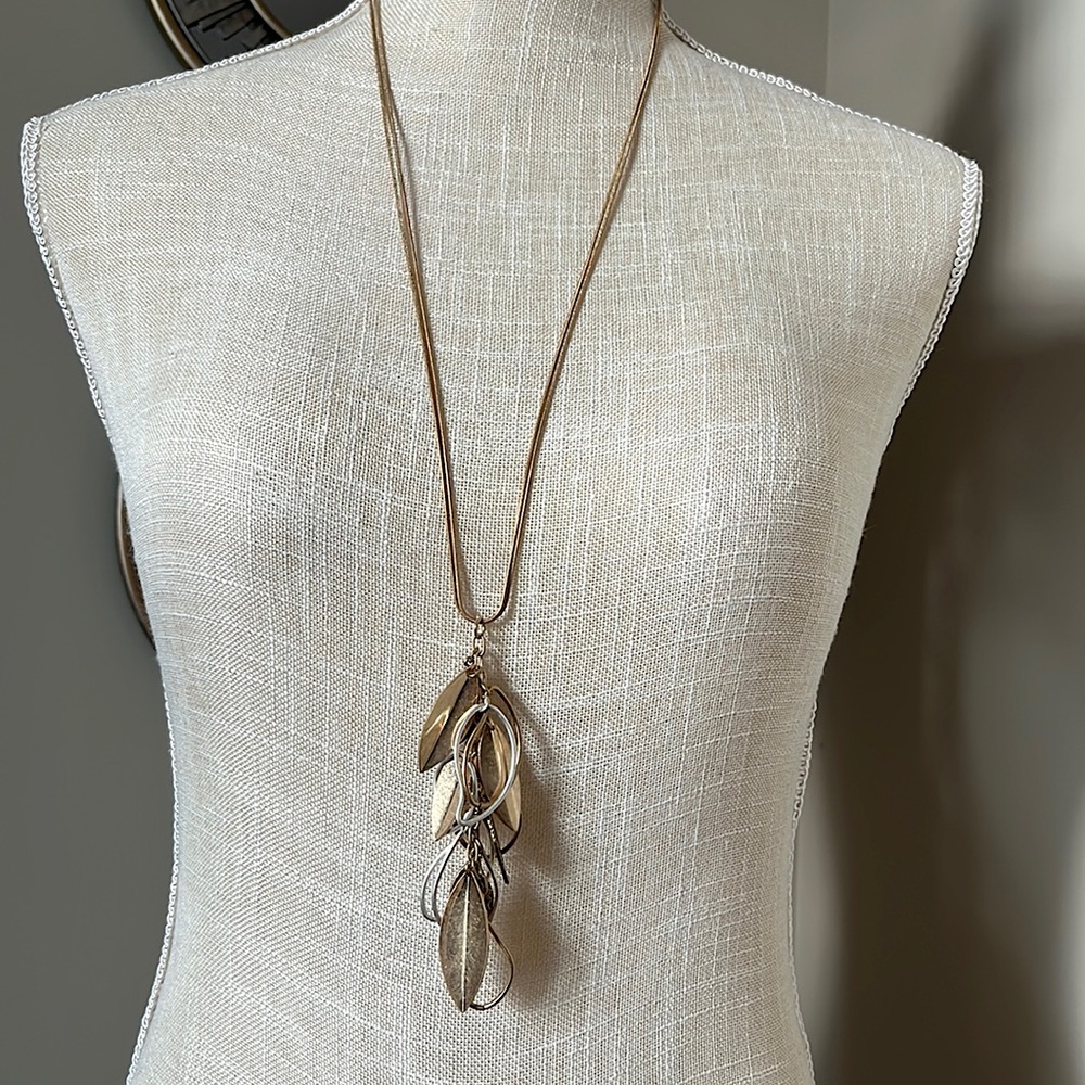 🌸 3/$25 Gold tone long leaf design pendant necklace